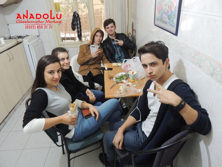 Güzel Sanatlar Öğrencisi Kantinde Oturuyorlar Adana