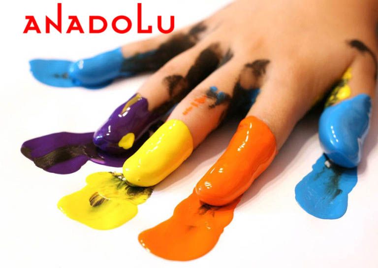 Elleri Boyanmış Çocuk Eli Adana