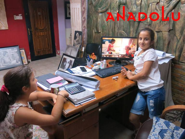 Çocuk Grubum Masa Başında Resim Ararken Adana